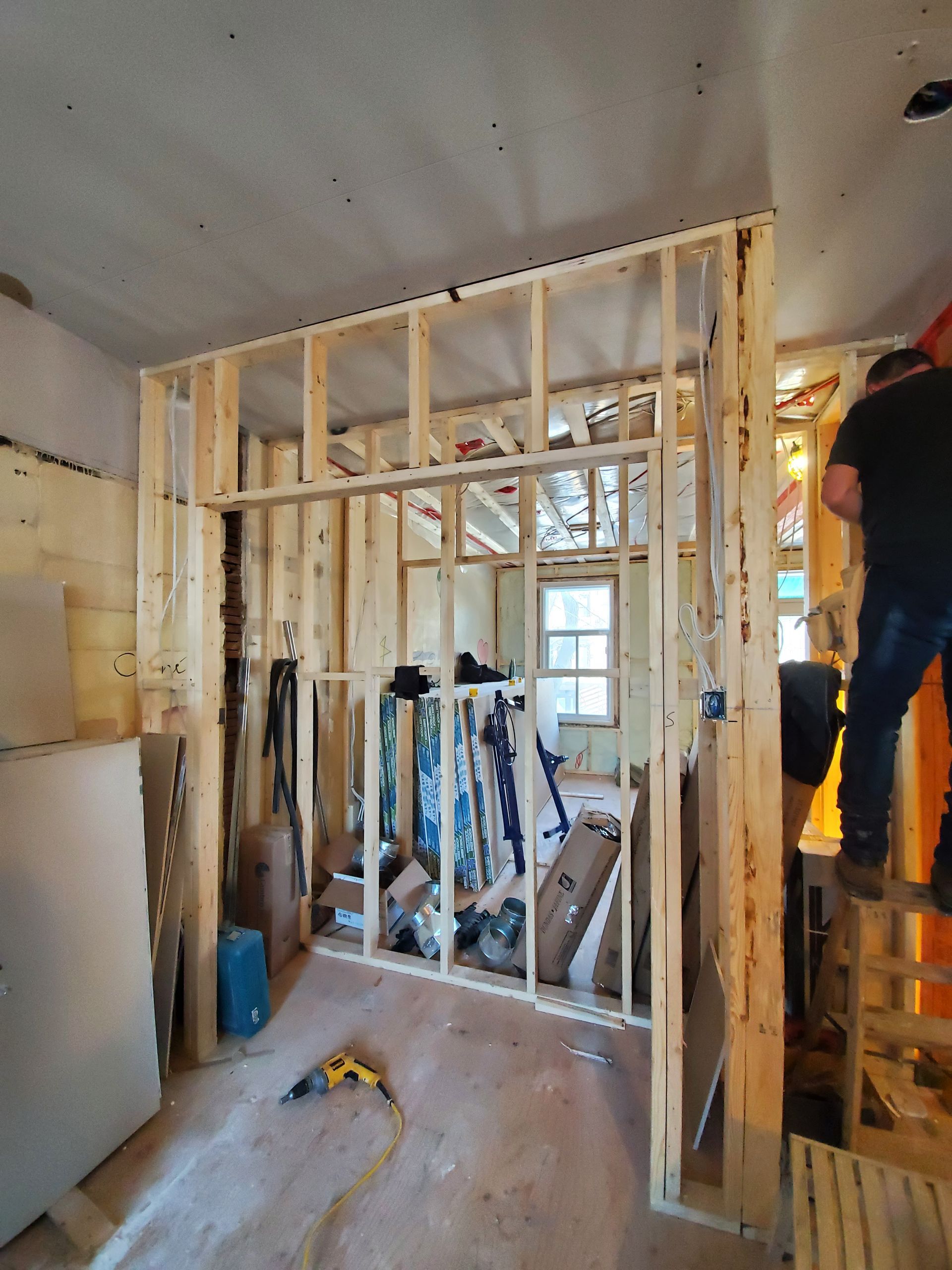 Un homme se tient dans une pièce en construction