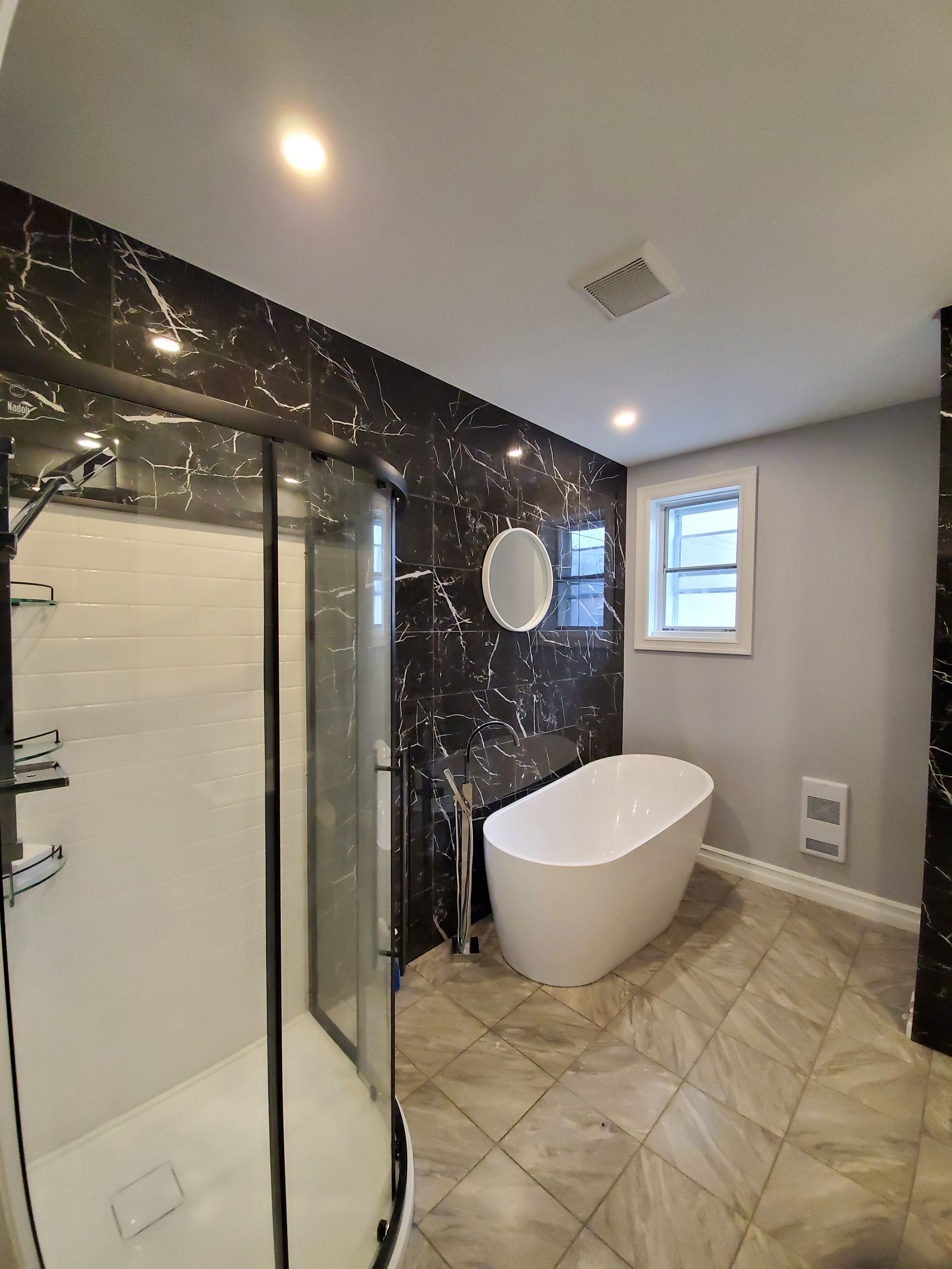 Une salle de bain avec baignoire, douche et miroir