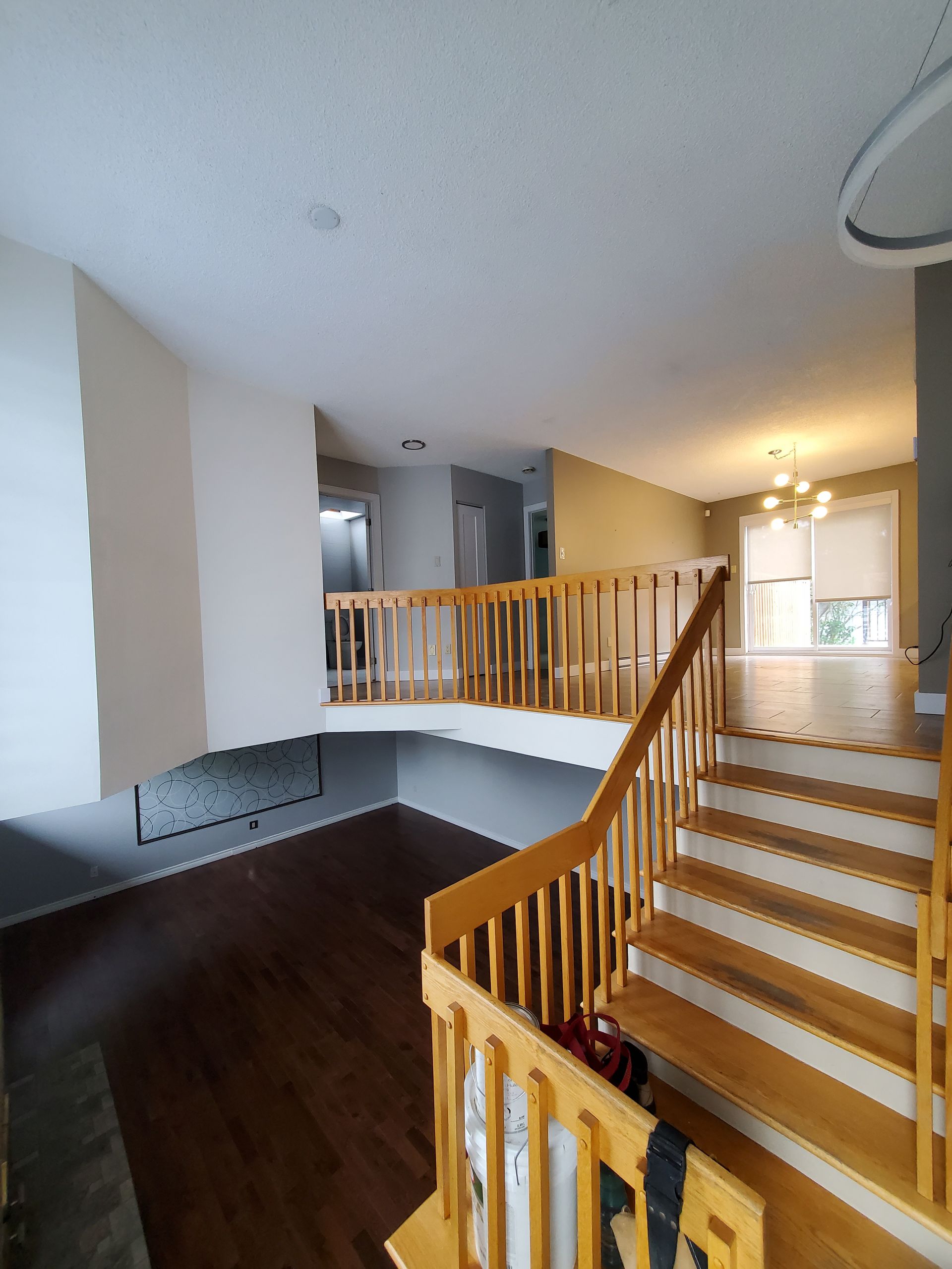 Un escalier dans une maison avec une rampe en bois