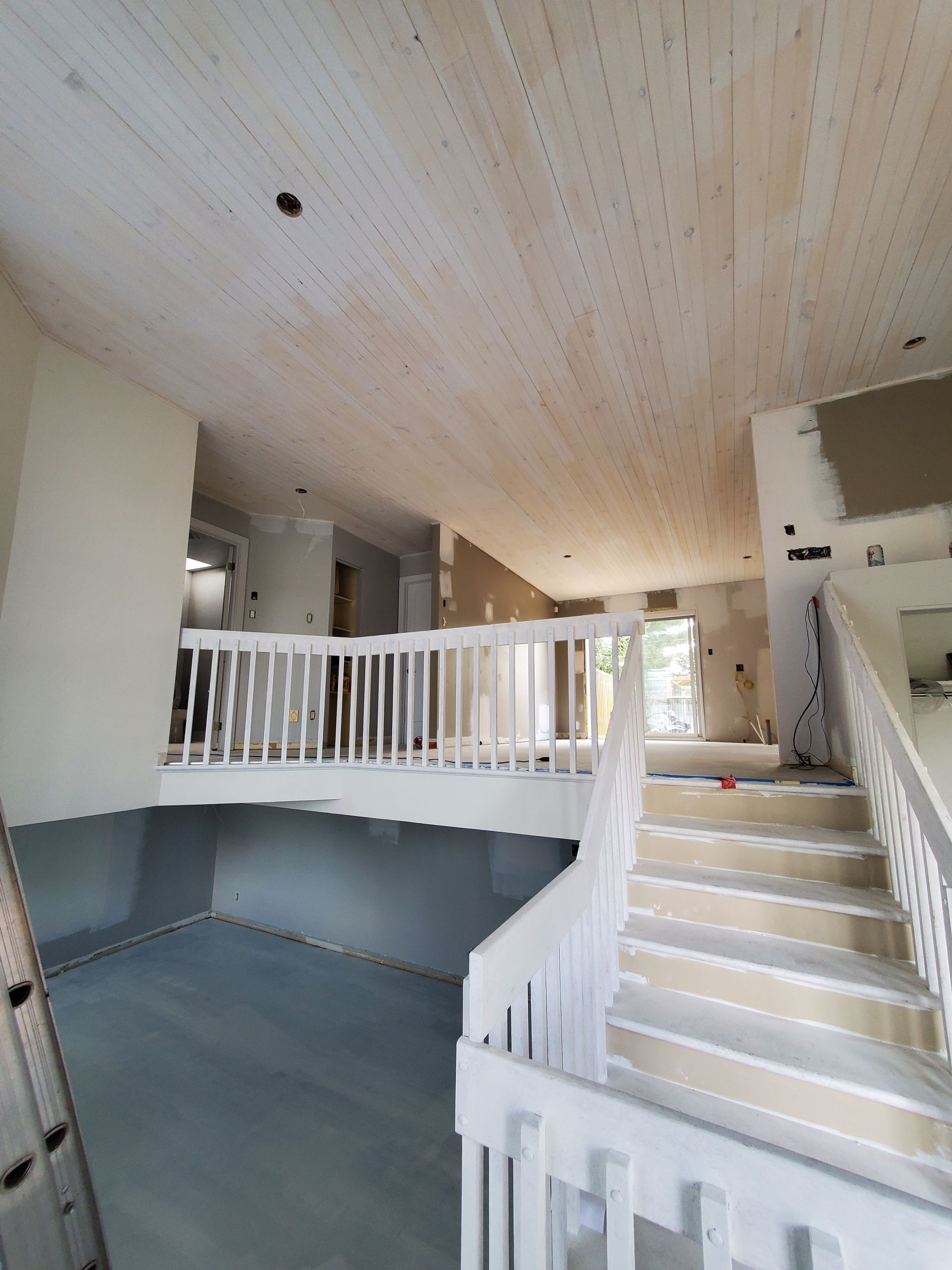Il y a un escalier menant au deuxième étage d'une maison.