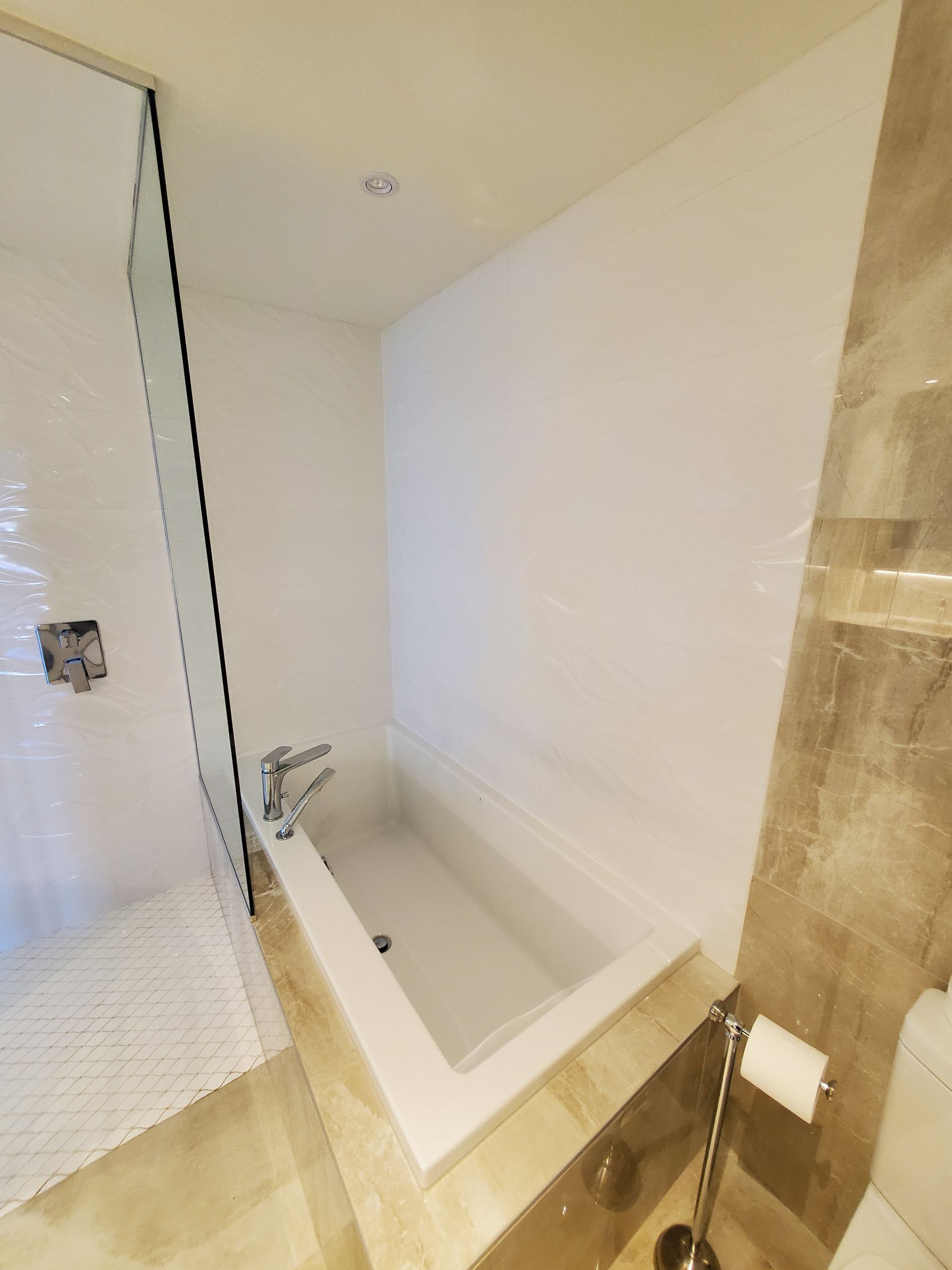 Une salle de bain avec baignoire et toilettes