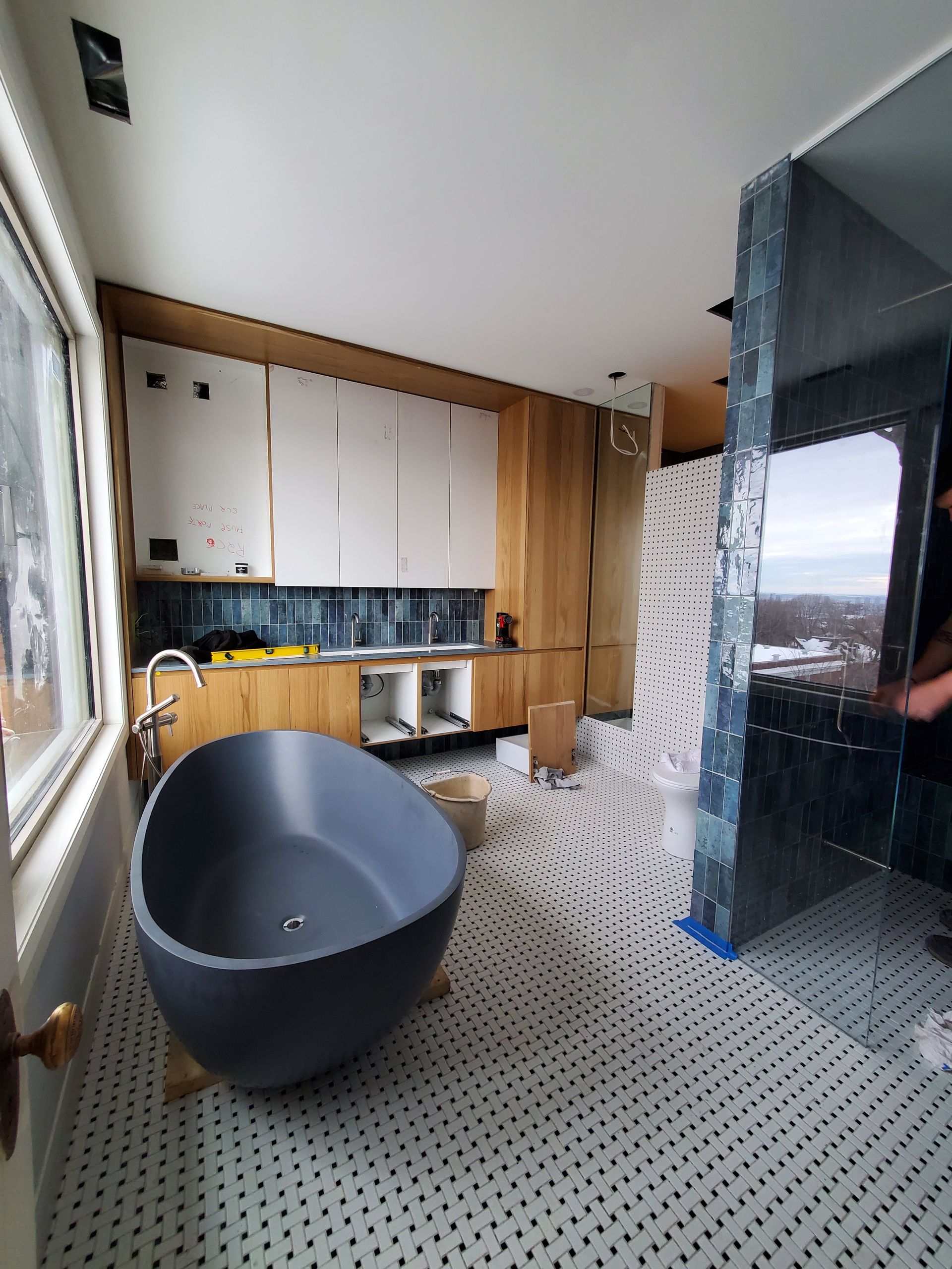 Une salle de bain avec baignoire et douche.