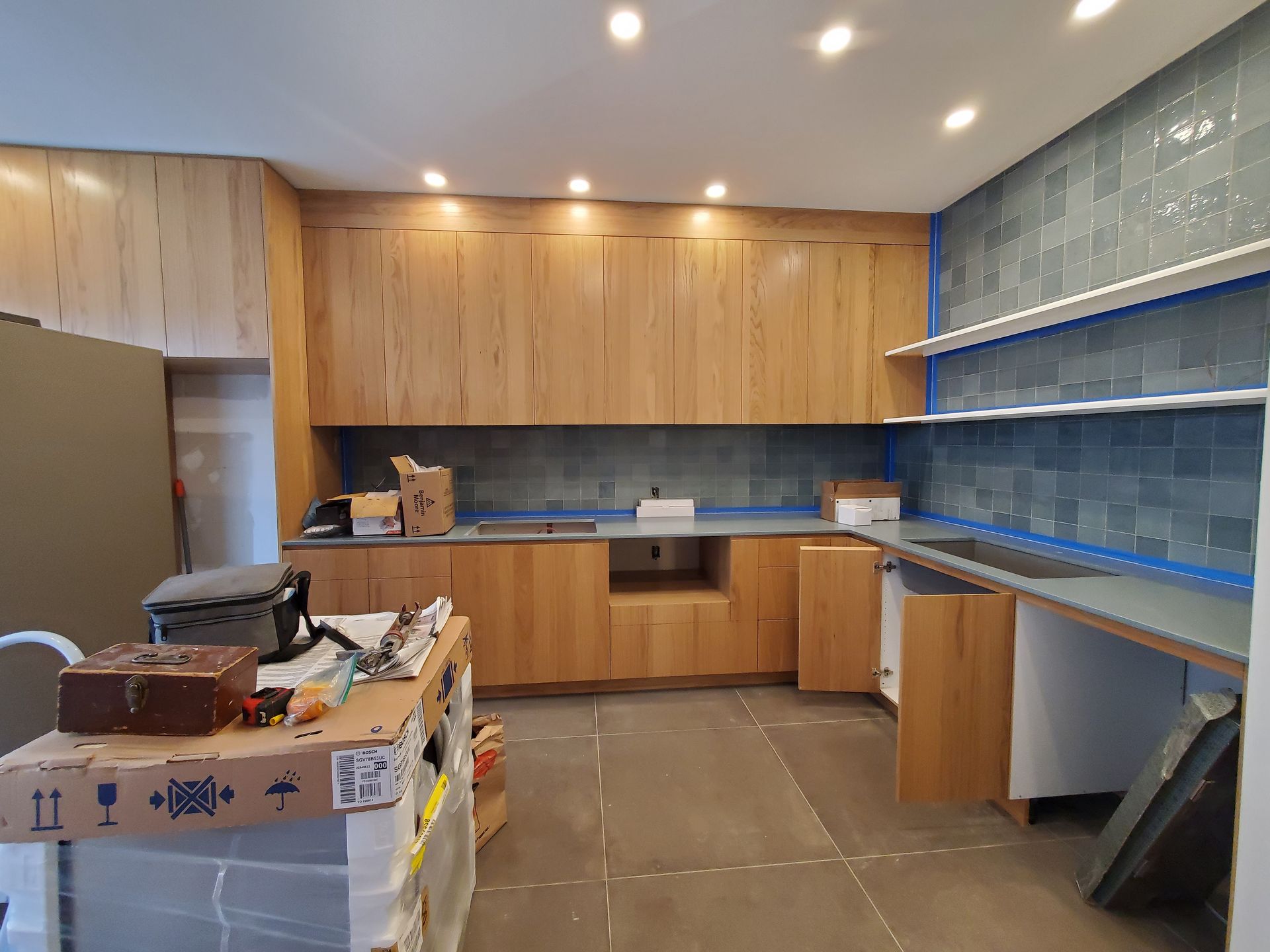 Une cuisine en construction avec armoires et comptoirs en bois