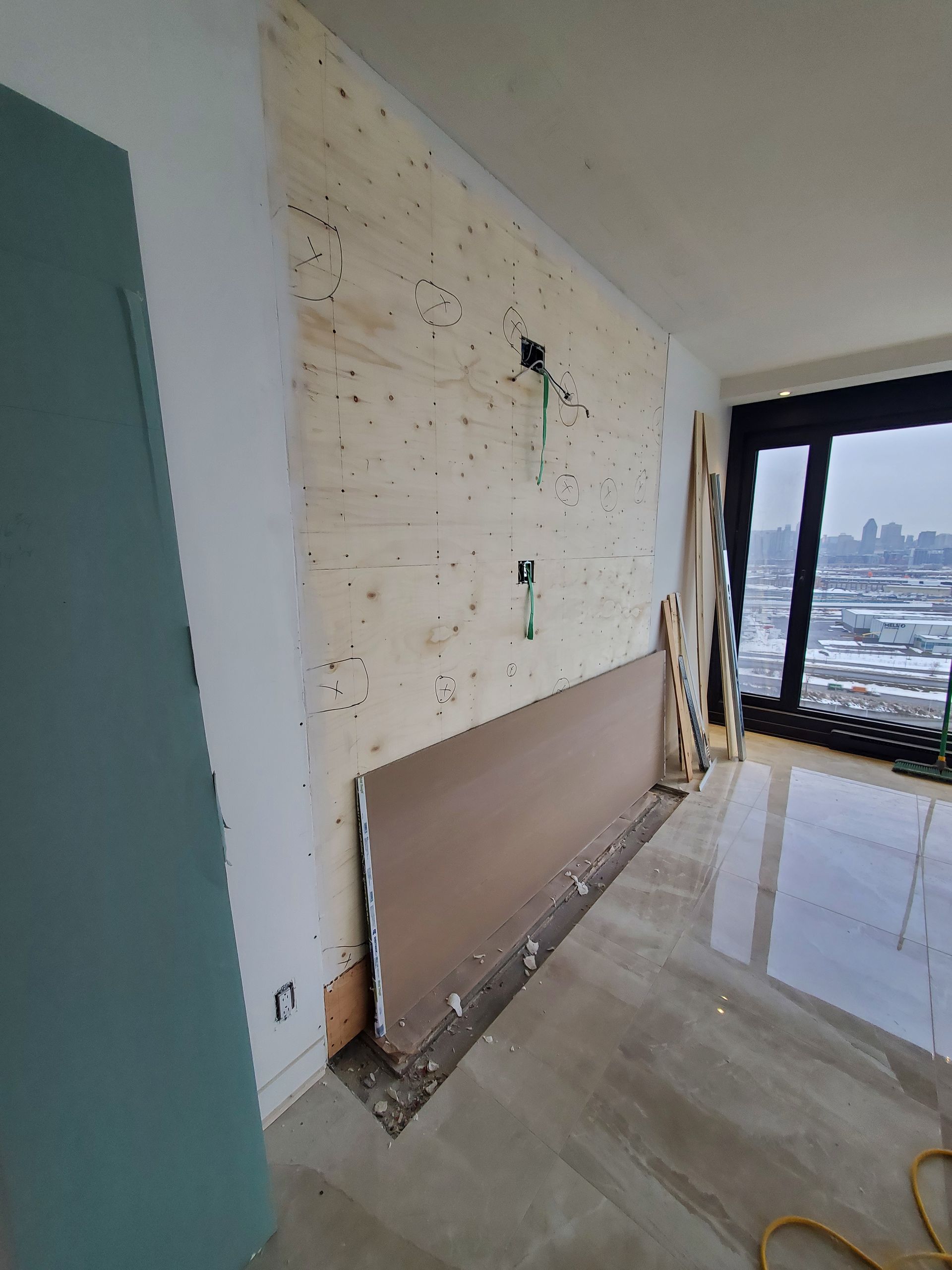 Une pièce avec une grande fenêtre et un mur en bois