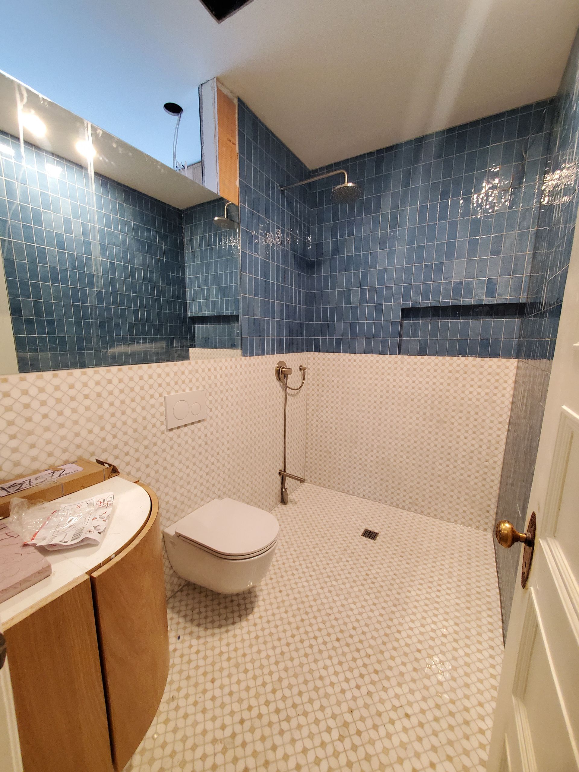 Une salle de bain avec WC, lavabo et miroir