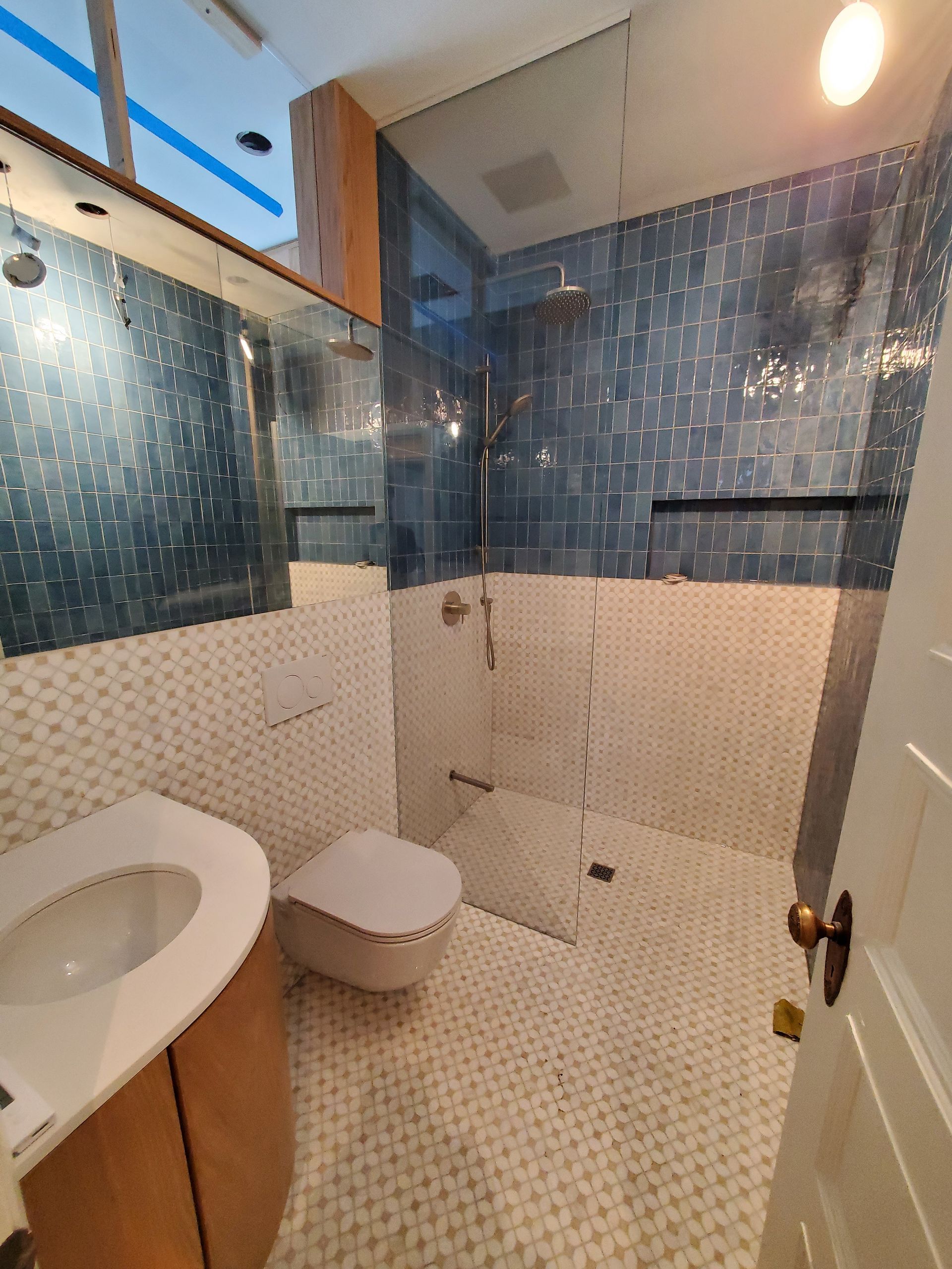 Une salle de bain avec un WC un lavabo et une douche