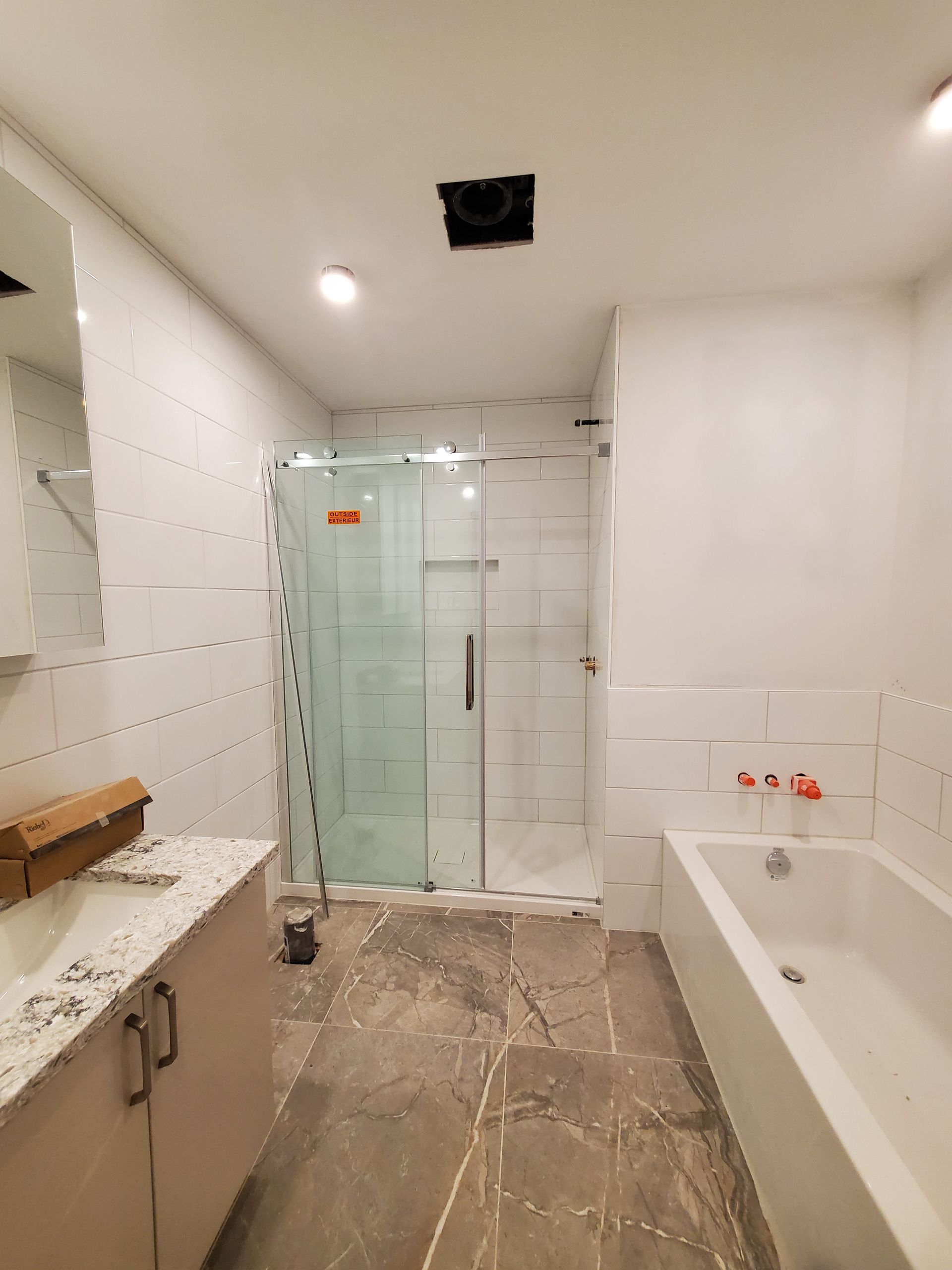 Une salle de bain avec baignoire et cabine de douche