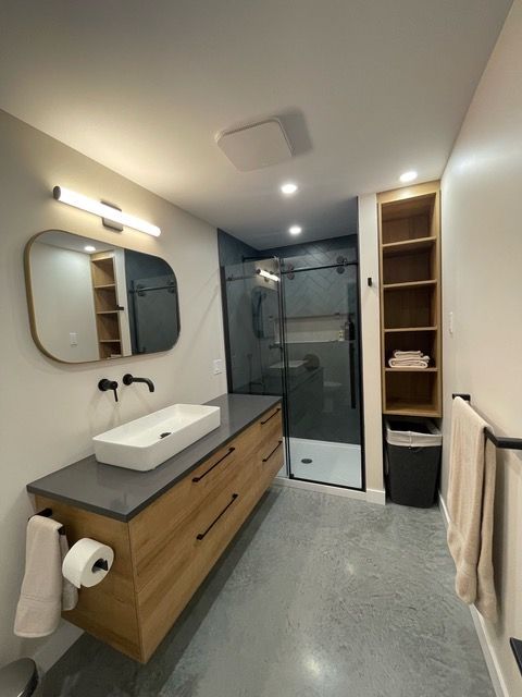 Une salle de bain avec lavabo et miroir