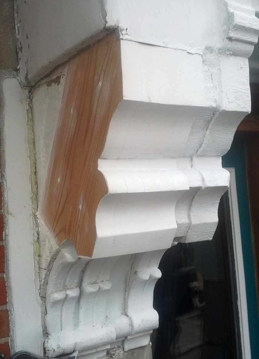 Un mur de briques avec une bordure blanche dessus