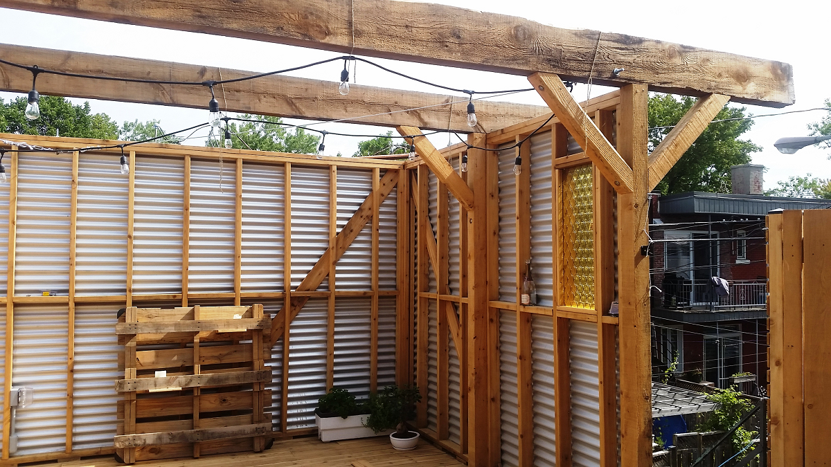 Une structure en bois avec un toit en bois et en métal.
