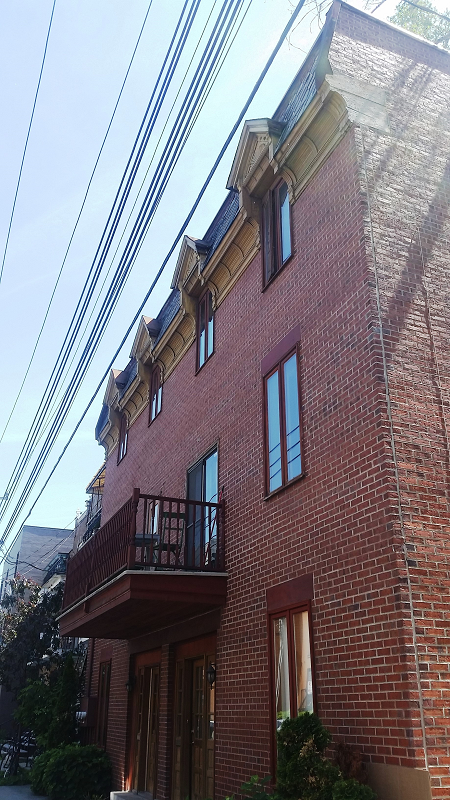 Un bâtiment en brique avec un balcon sur le côté