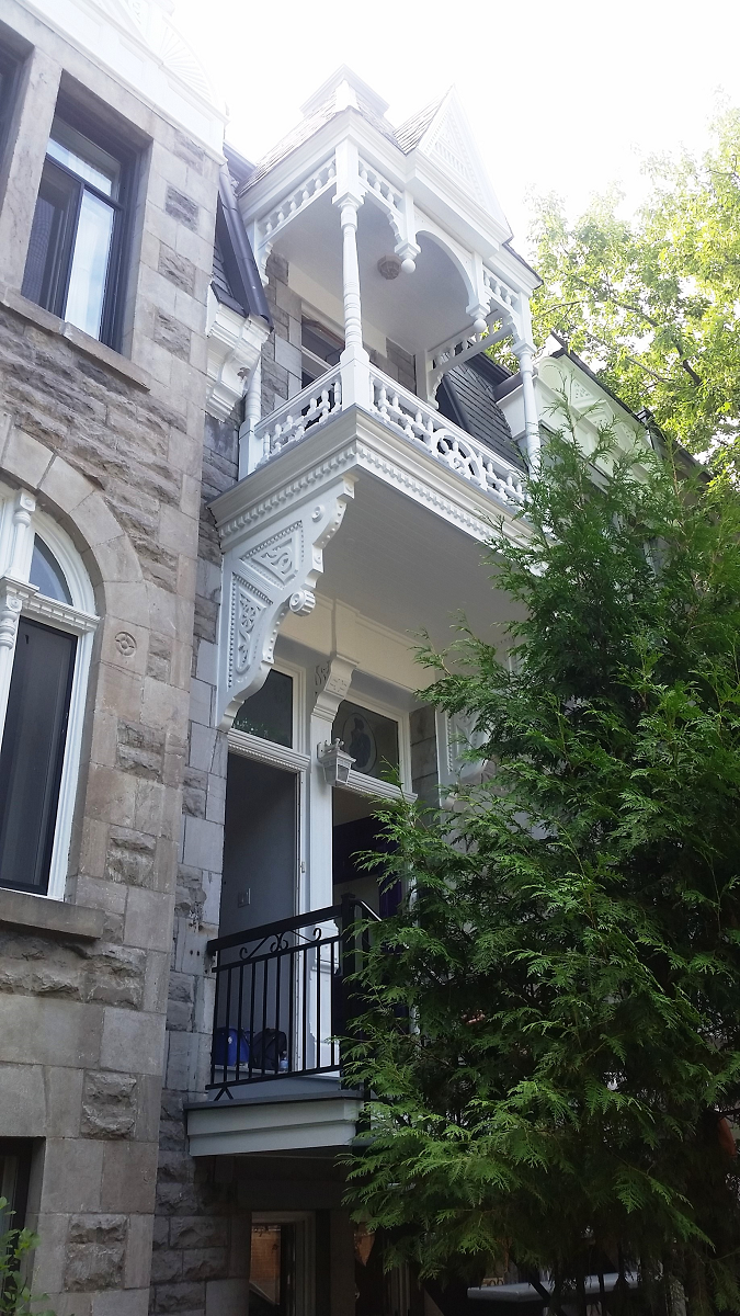 Un grand bâtiment en brique avec un balcon sur le côté.