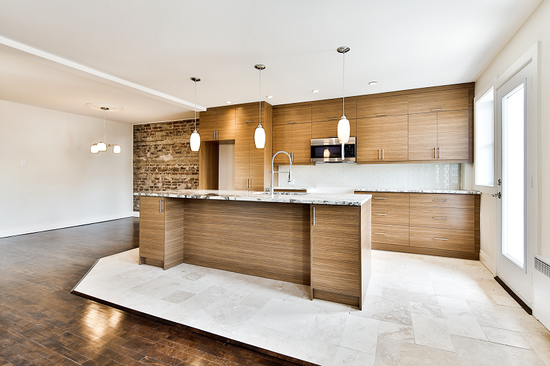 Une cuisine avec un grand îlot au milieu de la pièce.