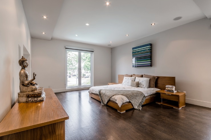 une chambre rénovée avec un lit au milieu