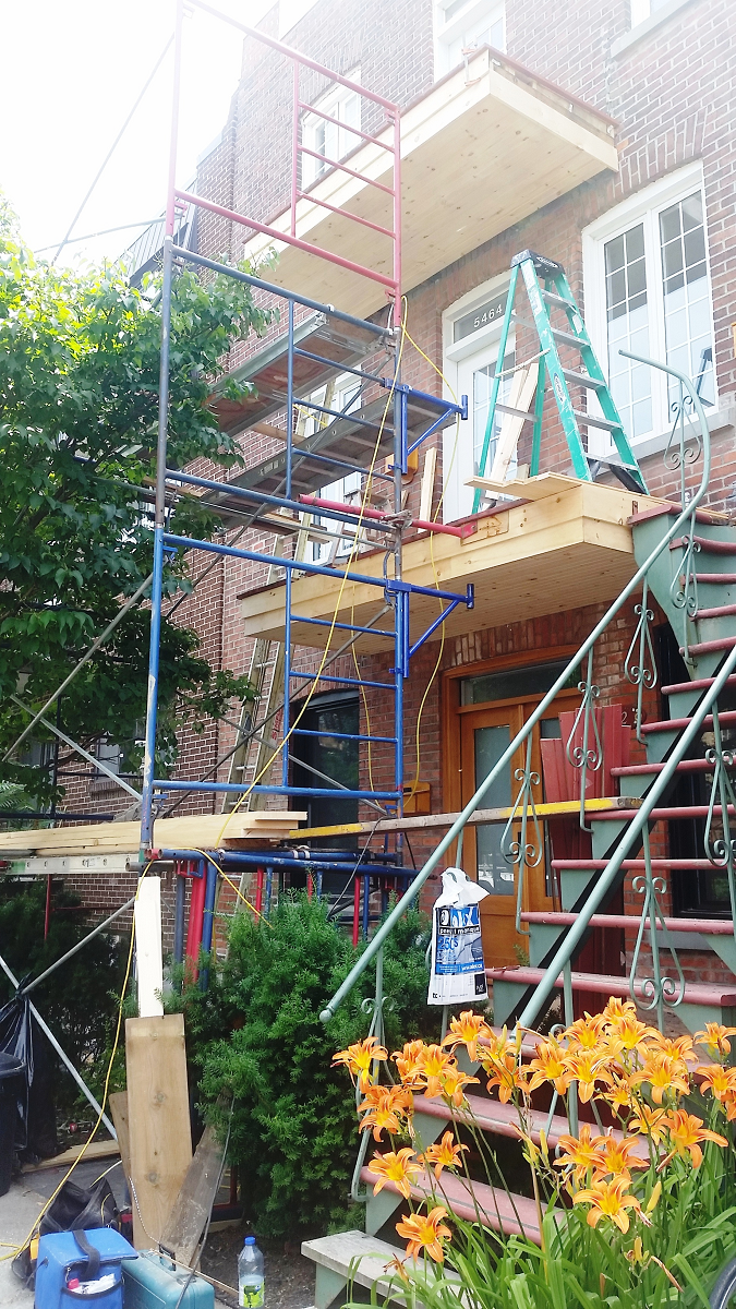 Un bâtiment avec des escaliers et des échafaudages sur le côté.
