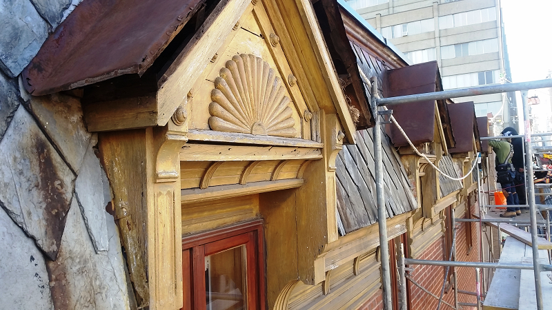 Un bâtiment avec un toit en bois et une fenêtre en bois.