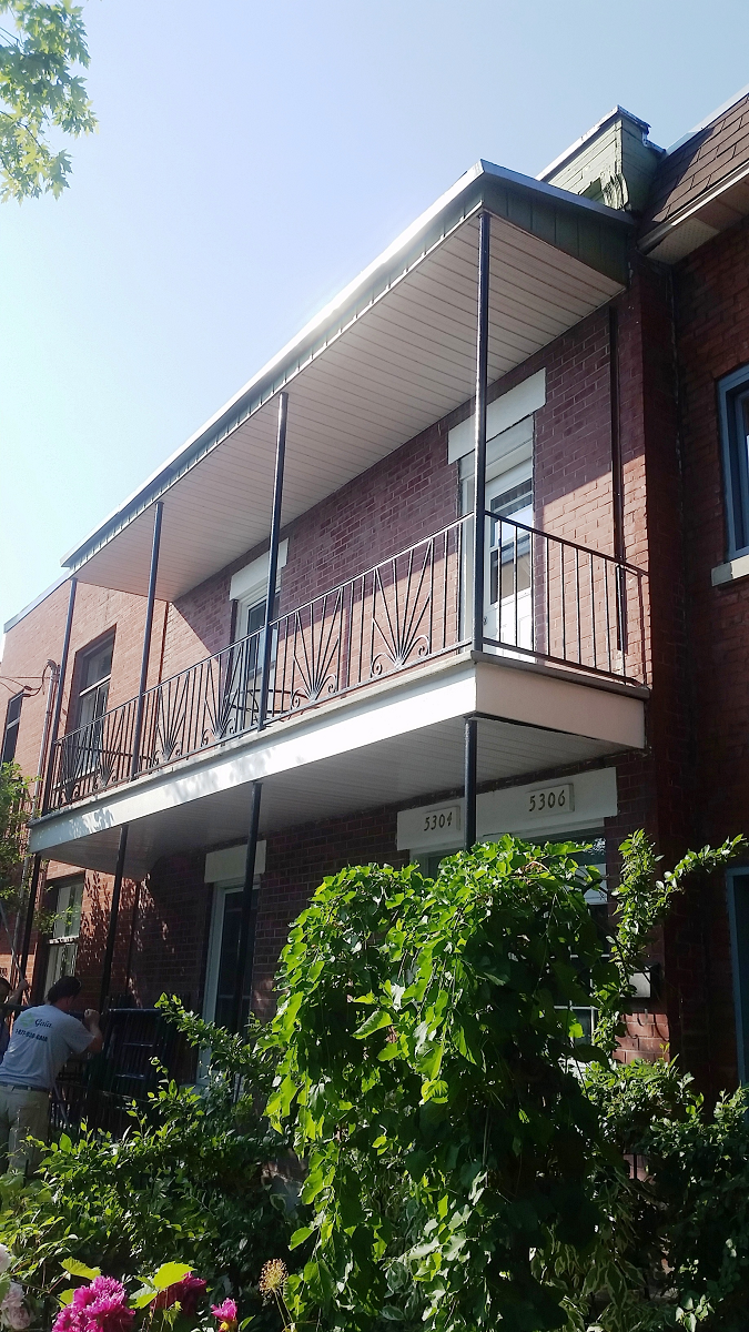 Un bâtiment en brique avec un balcon sur le côté