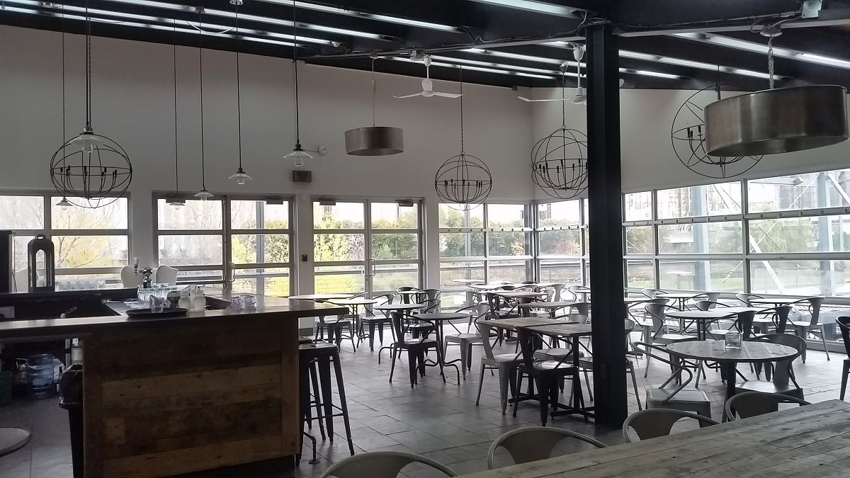 Un restaurant avec beaucoup de tables et de chaises