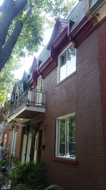 Un bâtiment en brique avec un balcon sur le côté.