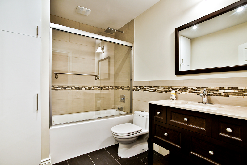 Une salle de bain avec WC, lavabo et baignoire