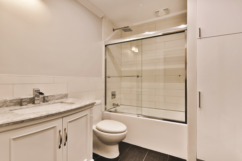 Une salle de bain avec WC , lavabo , douche et baignoire.