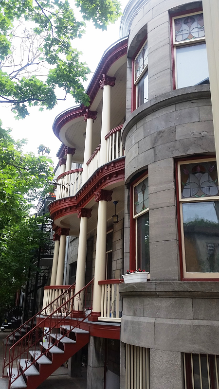 Un grand bâtiment avec des escaliers menant au deuxième étage
