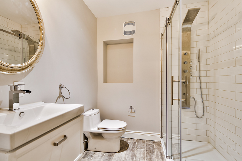 Une salle de bain avec WC , lavabo et douche.