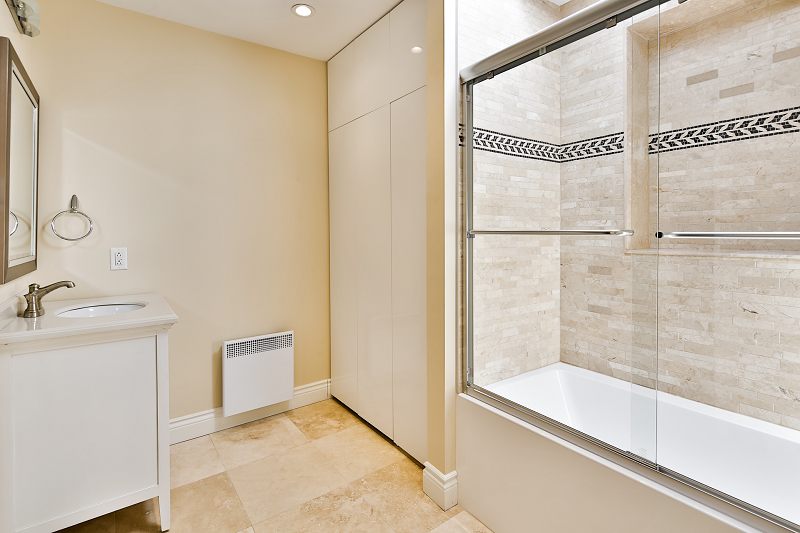 Une salle de bain avec baignoire, lavabo, miroir et douche à l'italienne.