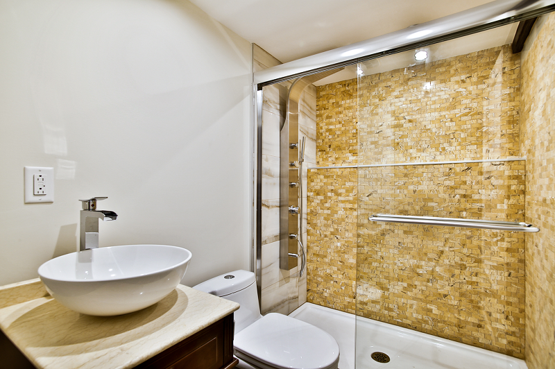 Une salle de bain avec lavabo , WC et douche.