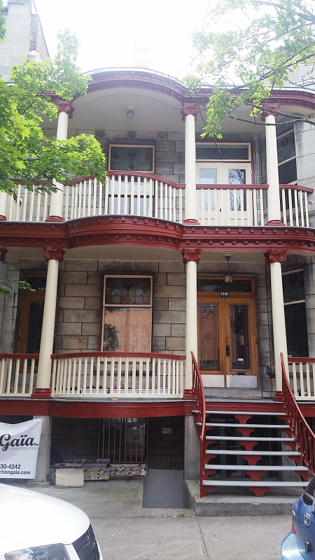 Une grande maison avec beaucoup de balcons et d'escaliers