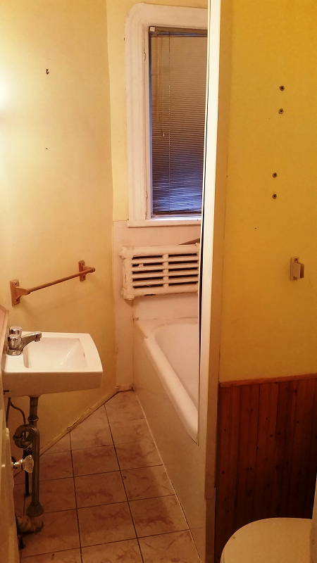 Une salle de bain avec lavabo, toilettes et baignoire.