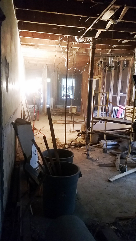 Une pièce contenant des seaux et des échafaudages est en cours de rénovation.