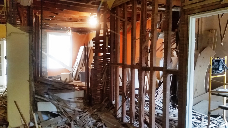 Une chambre dans une maison en cours de rénovation.