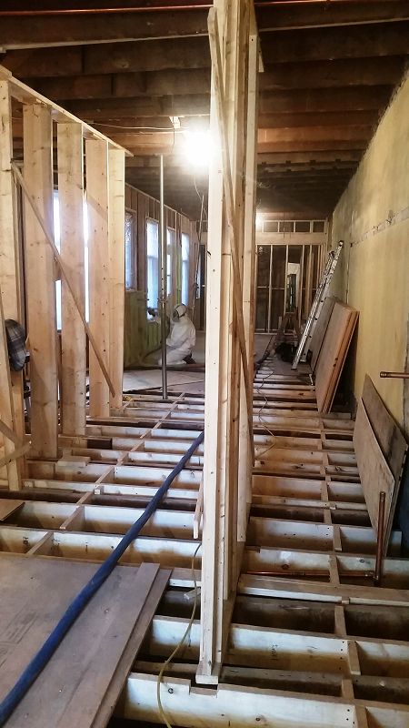 Un parquet est en cours de construction dans une maison.