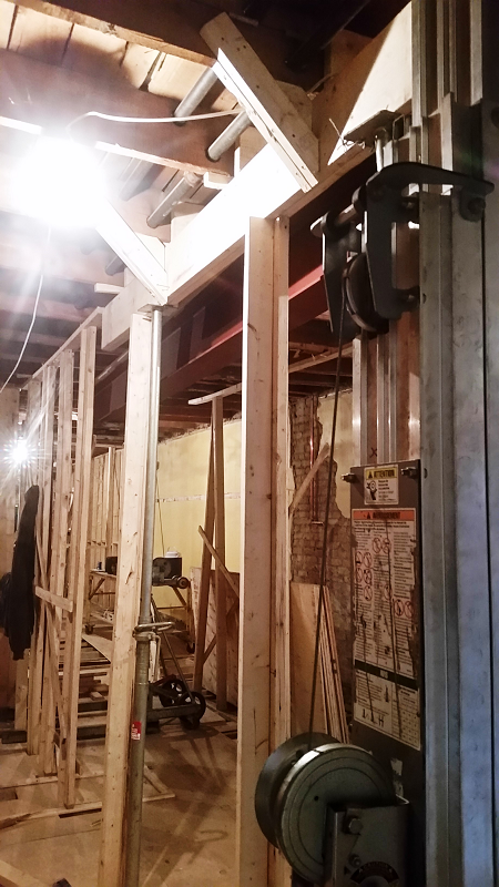 Une pièce avec beaucoup de poutres en bois et une machine à l'intérieur.