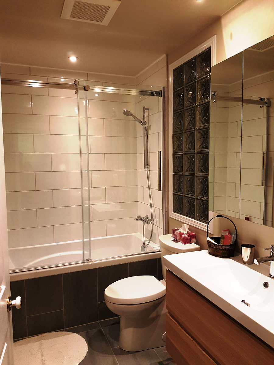 Une salle de bain avec un WC un lavabo et une baignoire