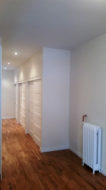 Il y a un radiateur au milieu du couloir.