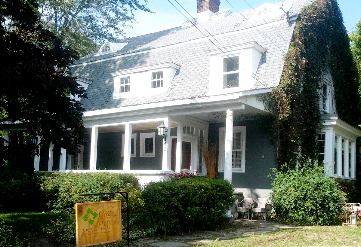 Une maison avec une pancarte devant qui dit