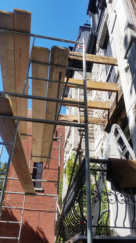 Une issue de secours est en cours de construction sur le côté d'un bâtiment.