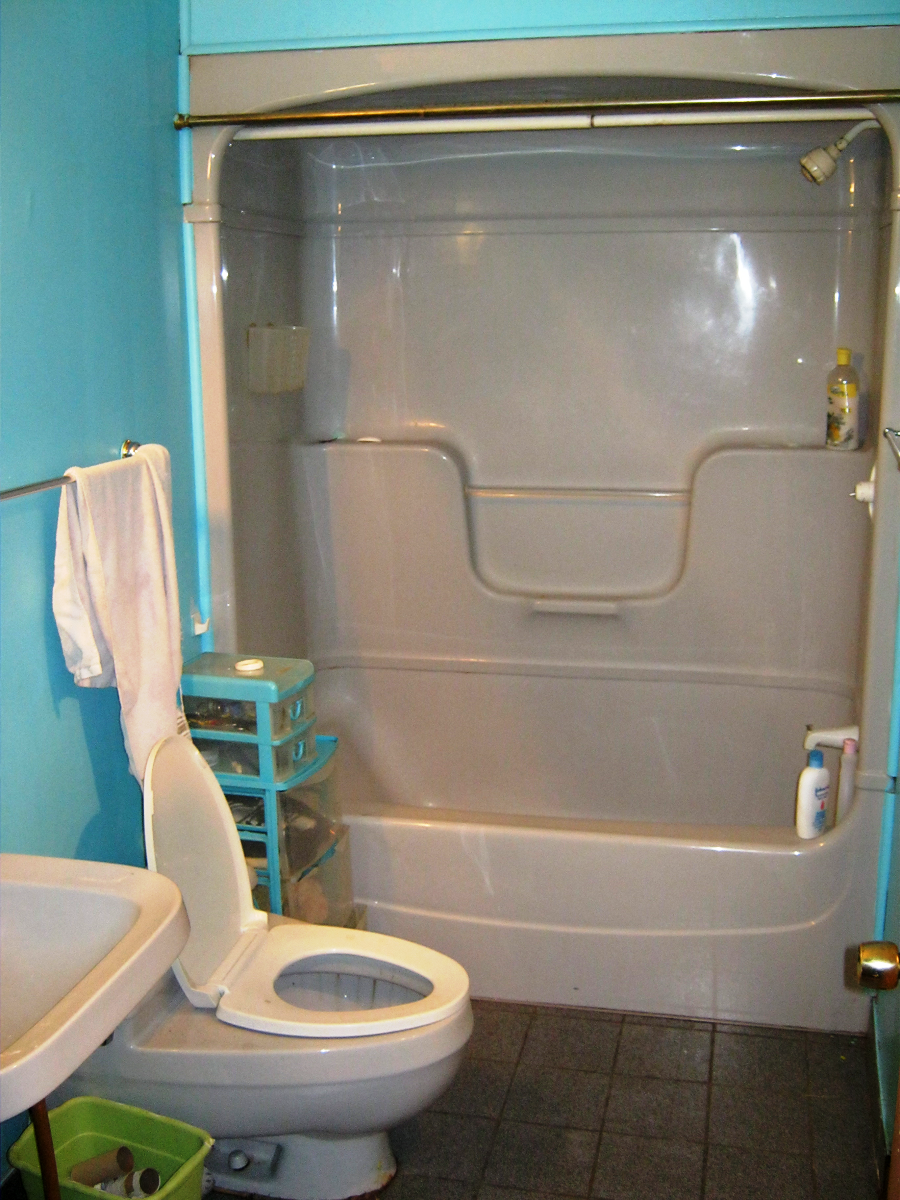 Une salle de bain avec un WC un lavabo et une baignoire
