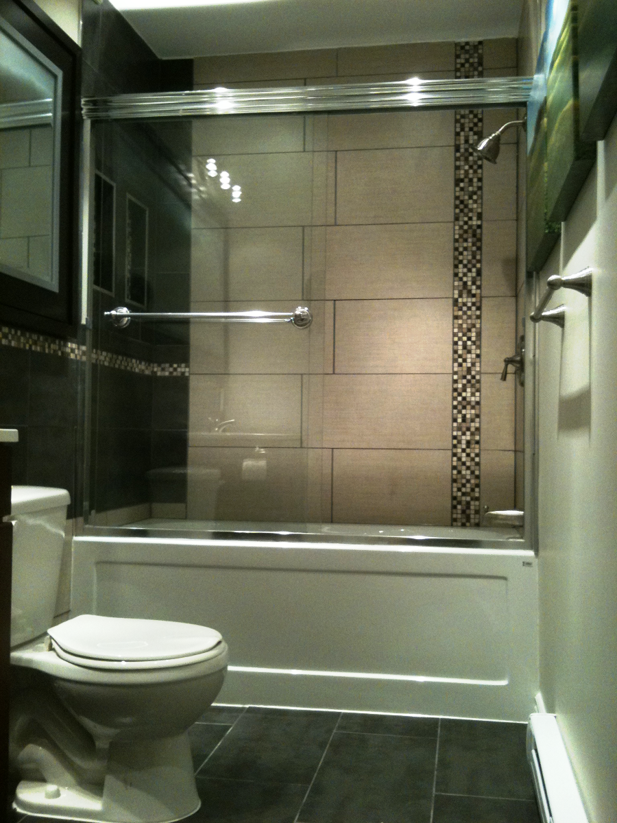 Une salle de bain avec WC une baignoire et une douche