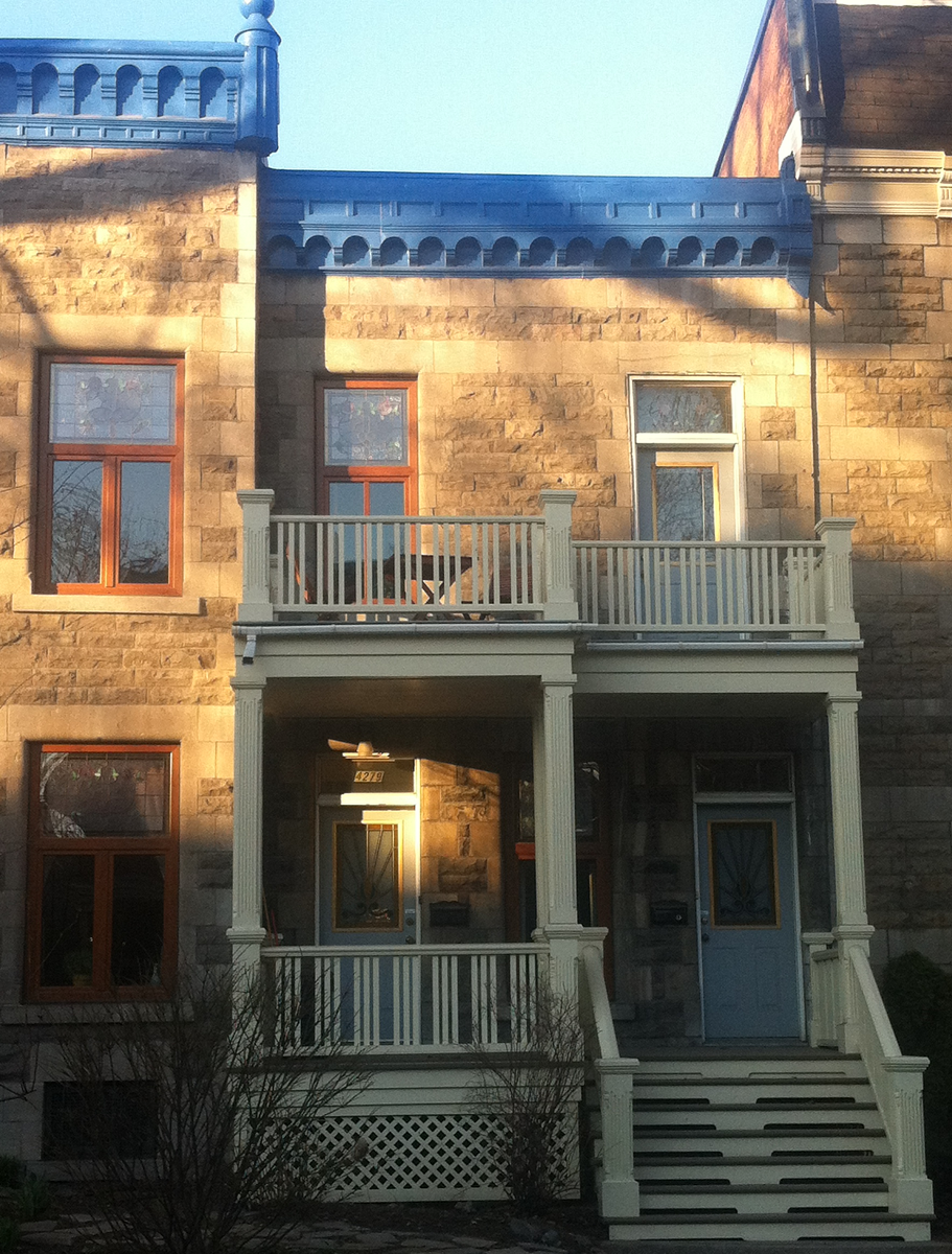 Un bâtiment en brique avec un balcon et des escaliers