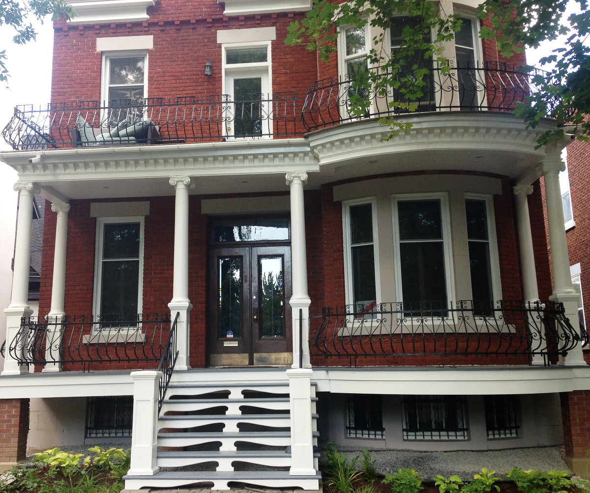 Un grand bâtiment en brique avec balcon et escaliers