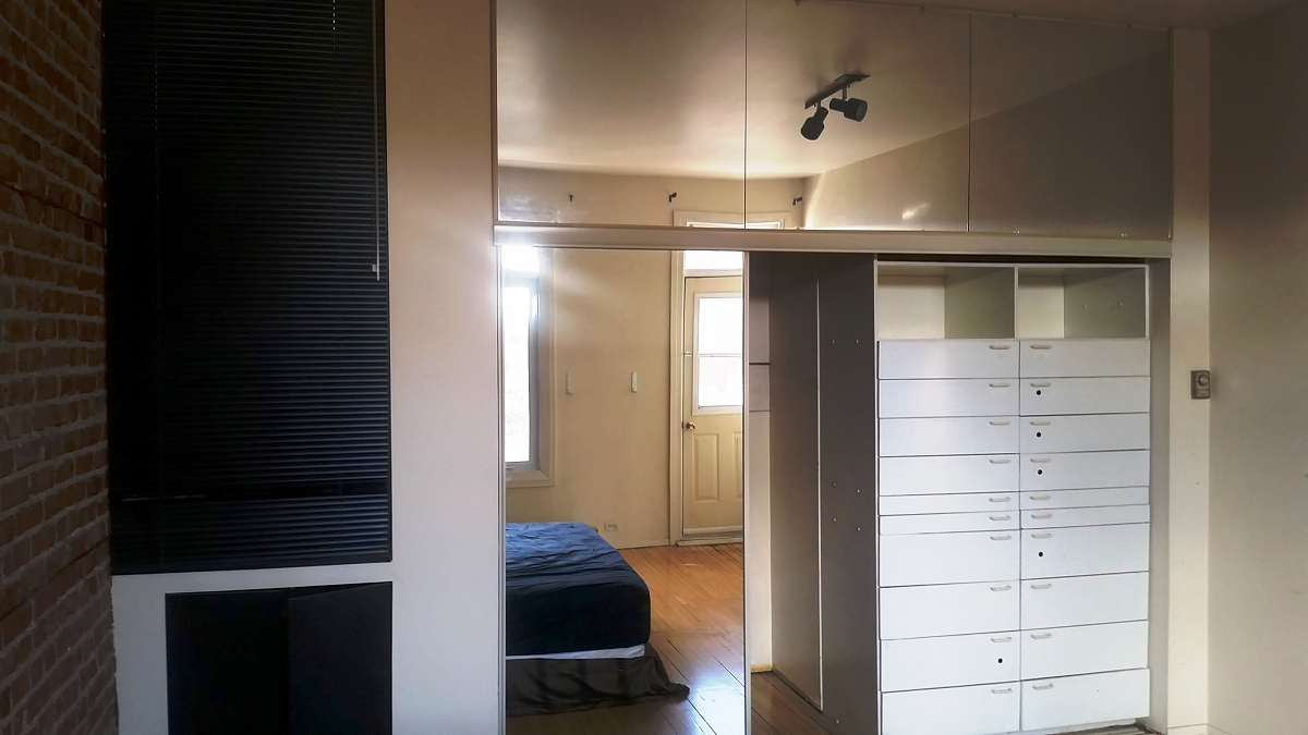 Une chambre avec un lit et une cheminée