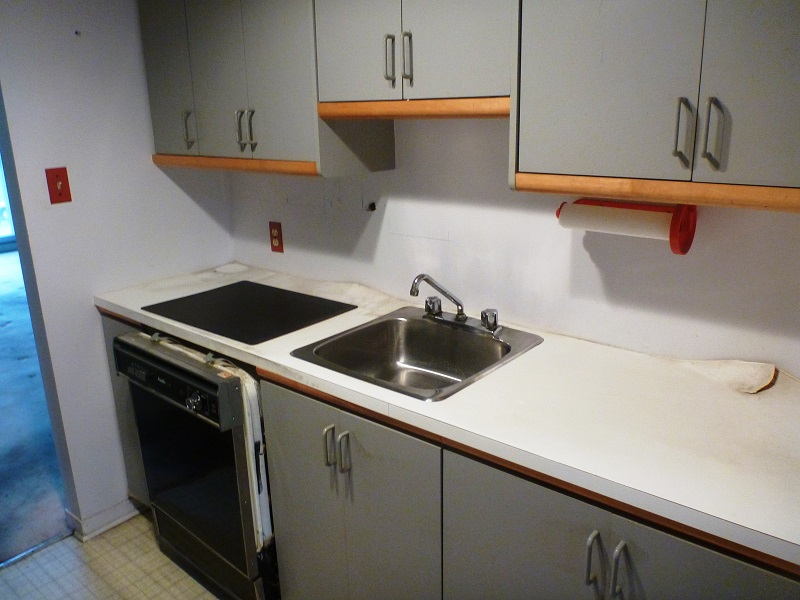 Une cuisine avec un évier, une cuisinière et un lave-vaisselle