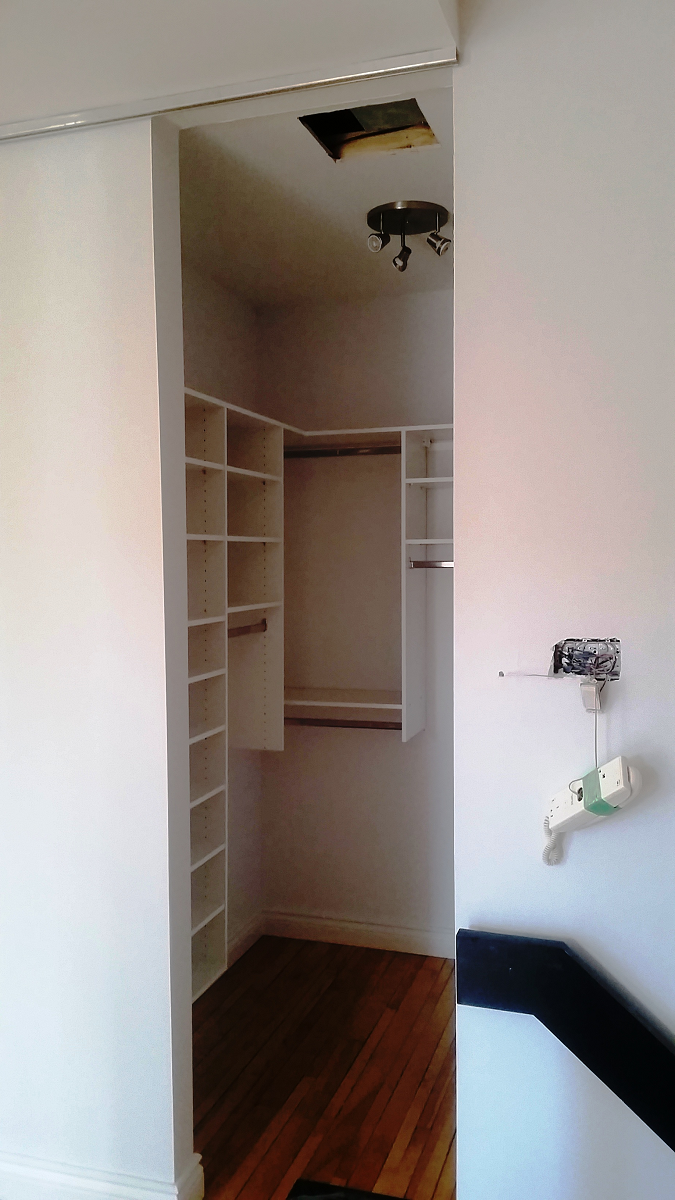 Un dressing avec un escalier qui y mène