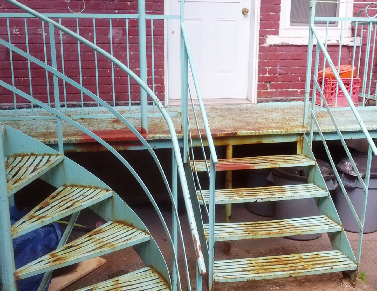 Un escalier menant à un bâtiment en brique rouge