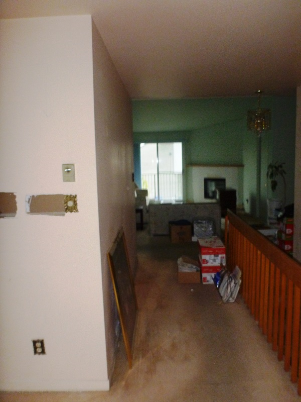 Un couloir dans une maison avec la lettre b sur le mur