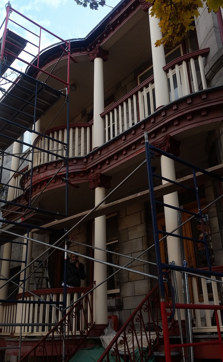 Un grand bâtiment entouré d'escaliers et d'échafaudages