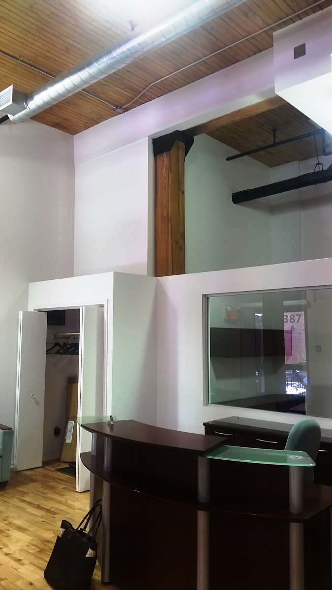 Une pièce vide avec un bureau et un miroir